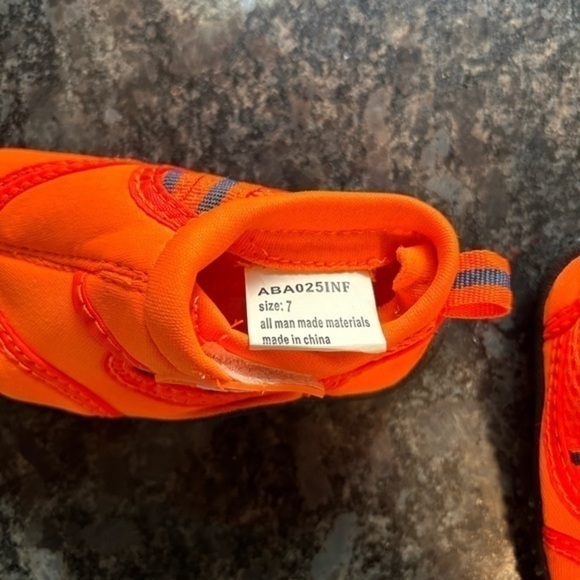 Toddler water shoes, size 7 - Picture 3 of 6